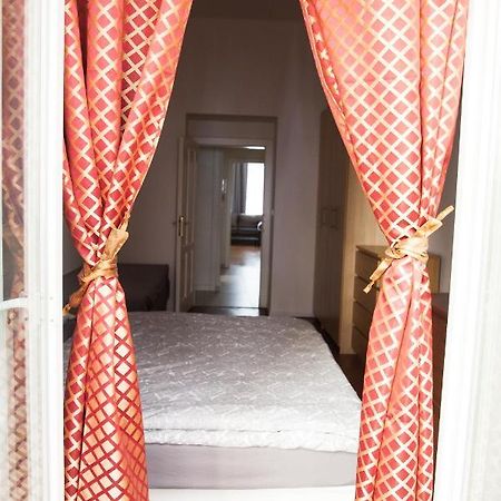 2B Pechackova Family Apartment With Balcony By The River Praha Bagian luar foto