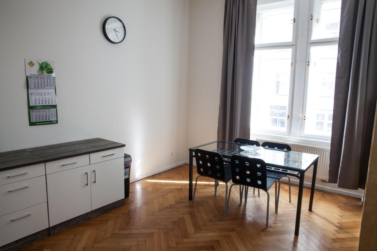2B Pechackova Family Apartment With Balcony By The River Praha Bagian luar foto