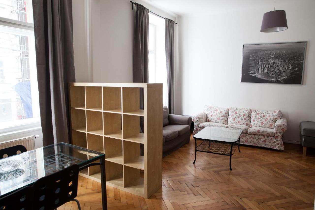 2B Pechackova Family Apartment With Balcony By The River Praha Bagian luar foto