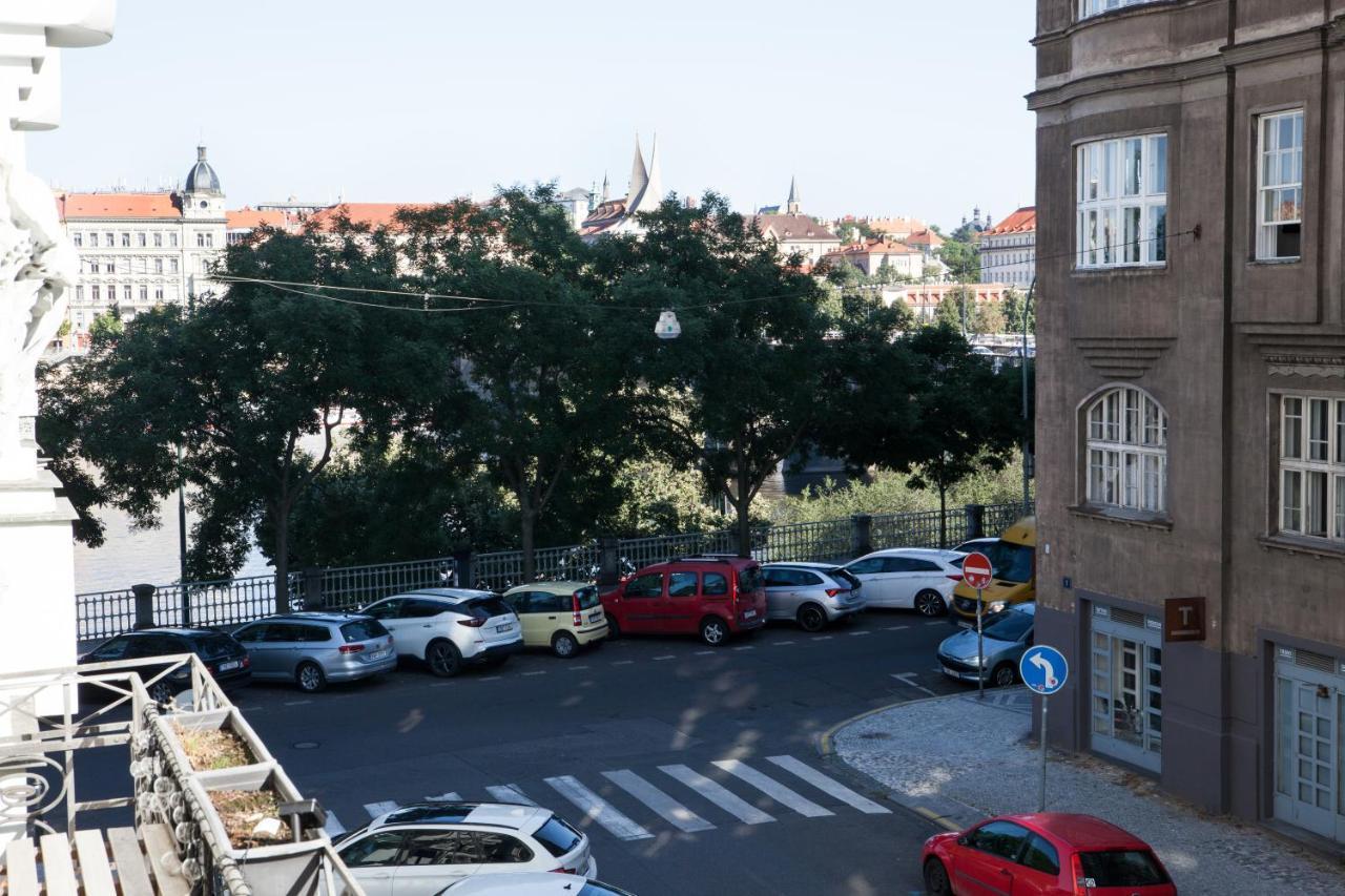 2B Pechackova Family Apartment With Balcony By The River Praha Bagian luar foto