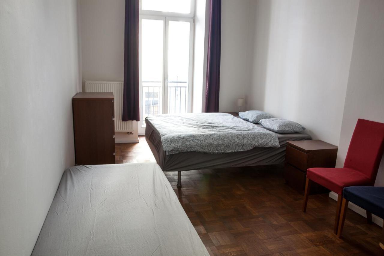 2B Pechackova Family Apartment With Balcony By The River Praha Bagian luar foto