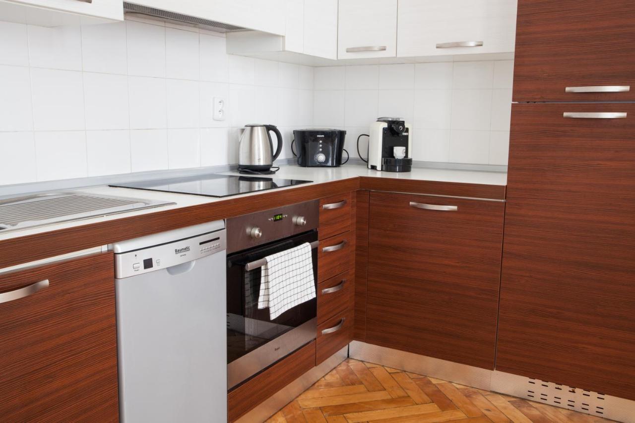 2B Pechackova Family Apartment With Balcony By The River Praha Bagian luar foto