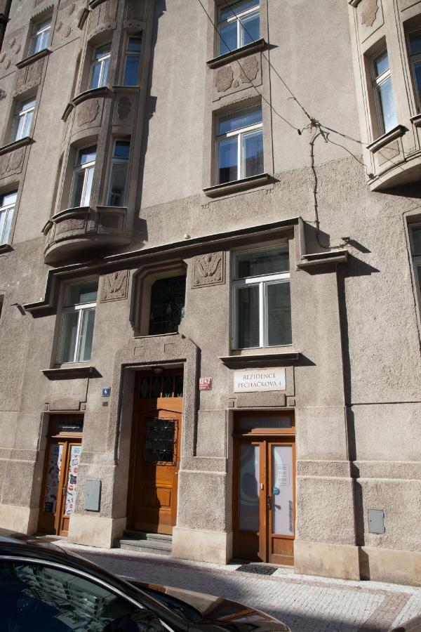 2B Pechackova Family Apartment With Balcony By The River Praha Bagian luar foto