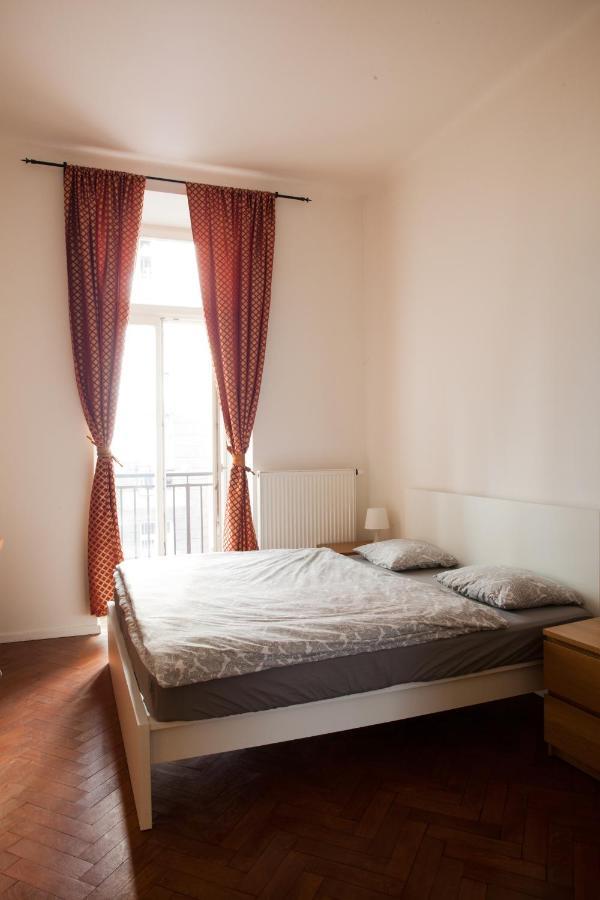 2B Pechackova Family Apartment With Balcony By The River Praha Bagian luar foto