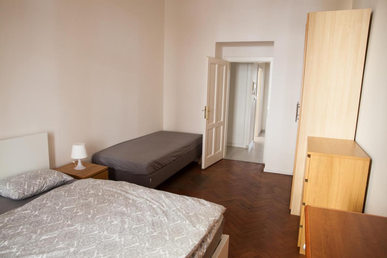2B Pechackova Family Apartment With Balcony By The River Praha Bagian luar foto
