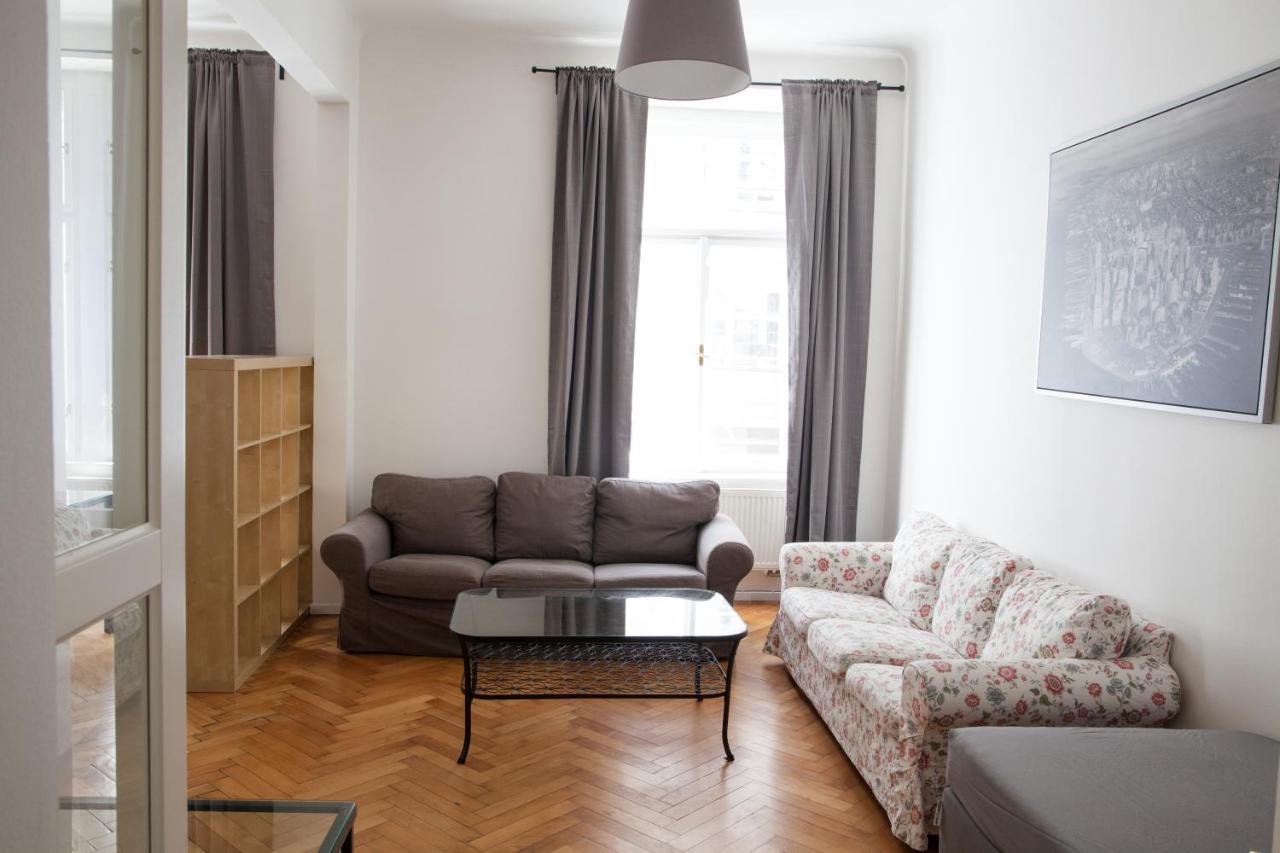 2B Pechackova Family Apartment With Balcony By The River Praha Bagian luar foto