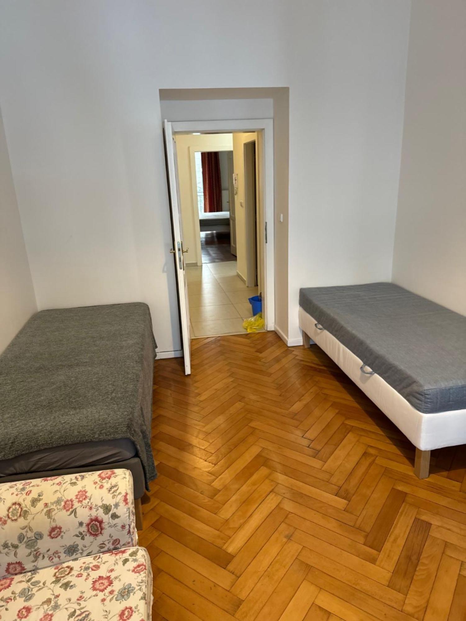 2B Pechackova Family Apartment With Balcony By The River Praha Bagian luar foto